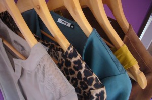 Kleding op hangers taupe blouse